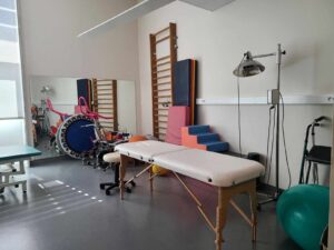 salle de kinésithérapie salle où le kiné peut prendre en charge les enfants, il a à sa disposition plusieurs choses (table de massage, balles ...)