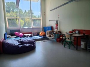 salle polyhandicap salle où les jeunes polyhandicapés peuvent évoluer, avec des l’espace pour leurs fauteuils et des endroits où les allonger en toute sécurité.