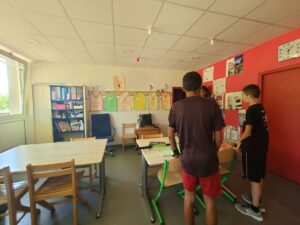 salle section pro trois personnes de l’IME montre l’intérieur d’une classe de l’IME et explique le fonctionnement de la section pro.