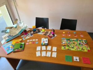 outils de la psychologue on voit des objets utilisés pour le suivie psychologiques des jeunes. Il y en a plusieurs exemples : livres, cartes, jeux ...